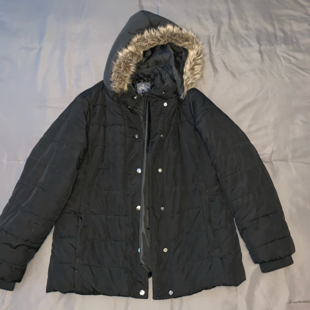 Puffer jacket with detachable hood